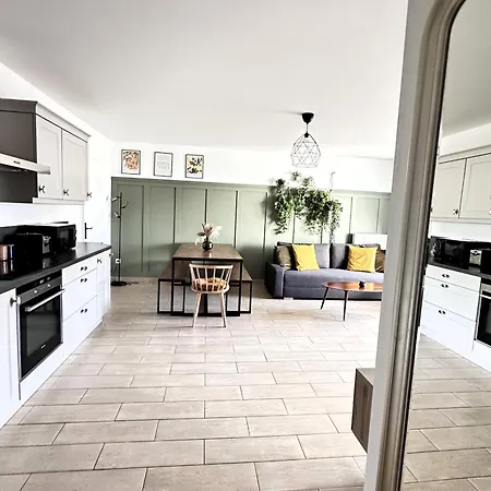 *new* Livy 6 Pax Apartment *