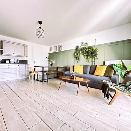 *new* Livy 6 Pax Apartment *