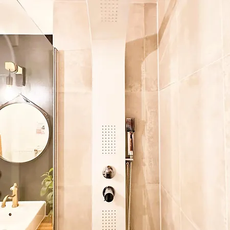 *new* Livy 6 Pax Apartment *